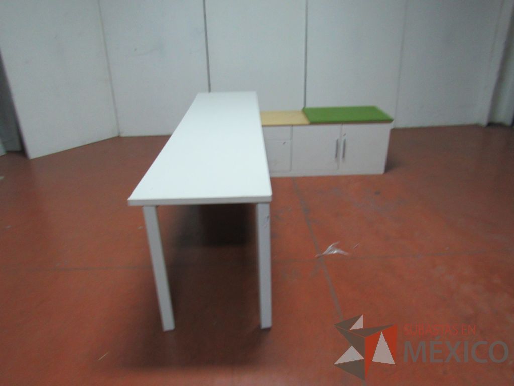 Lote 075 - Escritorio en escuadra recargado sobre credenza con 2 cajones y cojín color verde - Imagen 7