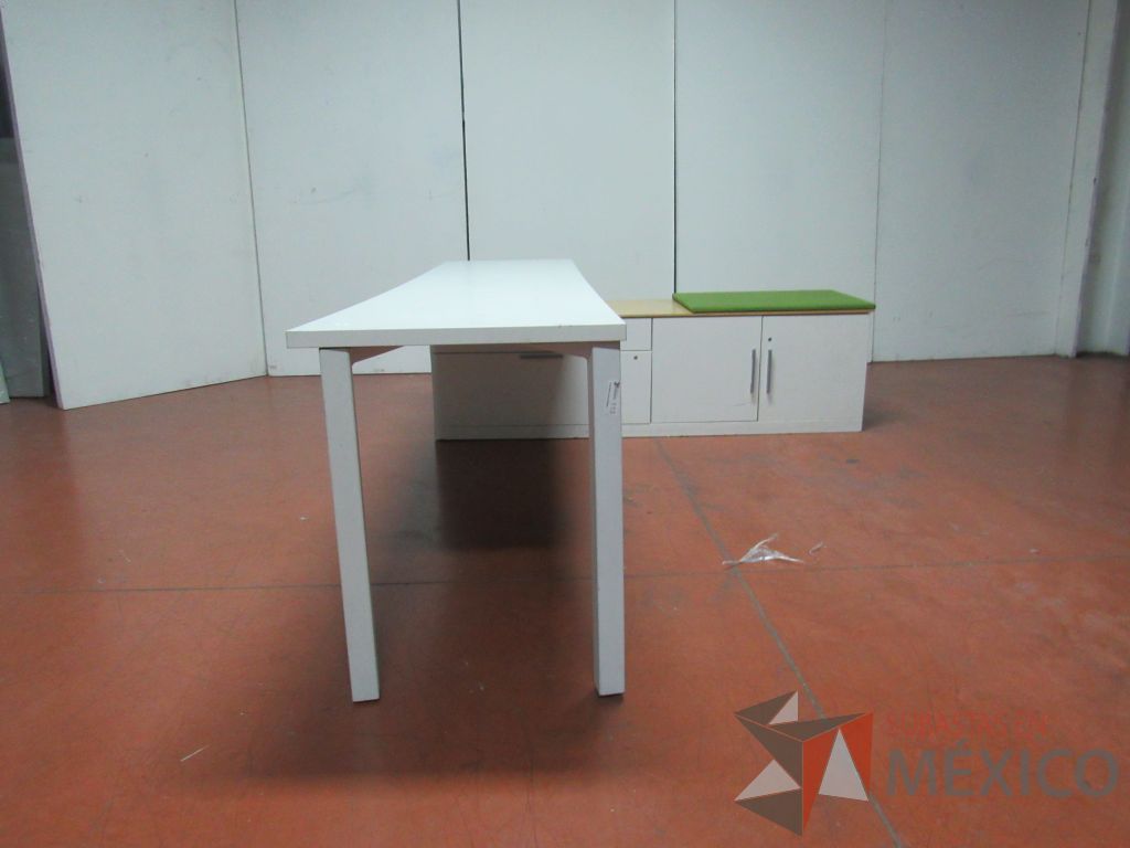 Lote 075 - Escritorio en escuadra recargado sobre credenza con 2 cajones y cojín color verde - Imagen 8