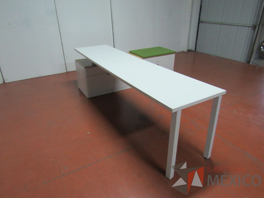 Lote 075 - Escritorio en escuadra recargado sobre credenza con 2 cajones y cojín color verde - Imagen 13