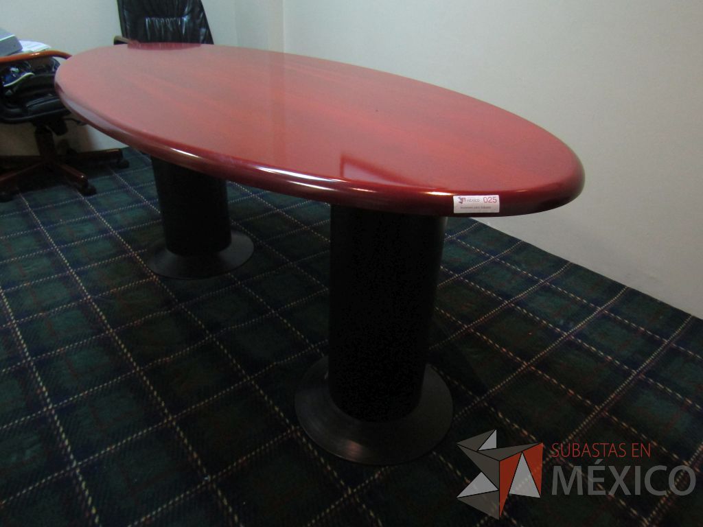 Lote 025 - Mesa de sala de juntas para 6 personas, bases métalicas y cubierta color café - Imagen 4