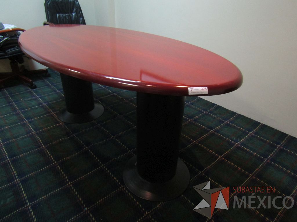 Lote 025 - Mesa de sala de juntas para 6 personas, bases métalicas y cubierta color café - Imagen 5