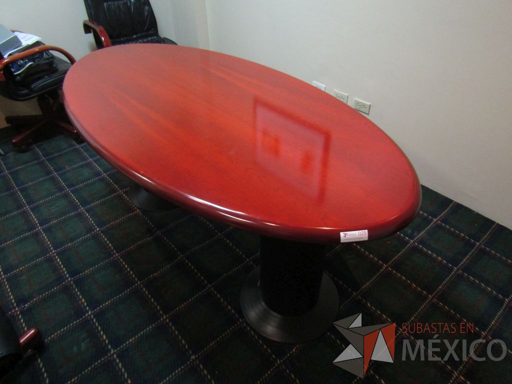 Lote 025 - Mesa de sala de juntas para 6 personas, bases métalicas y cubierta color café - Imagen 6