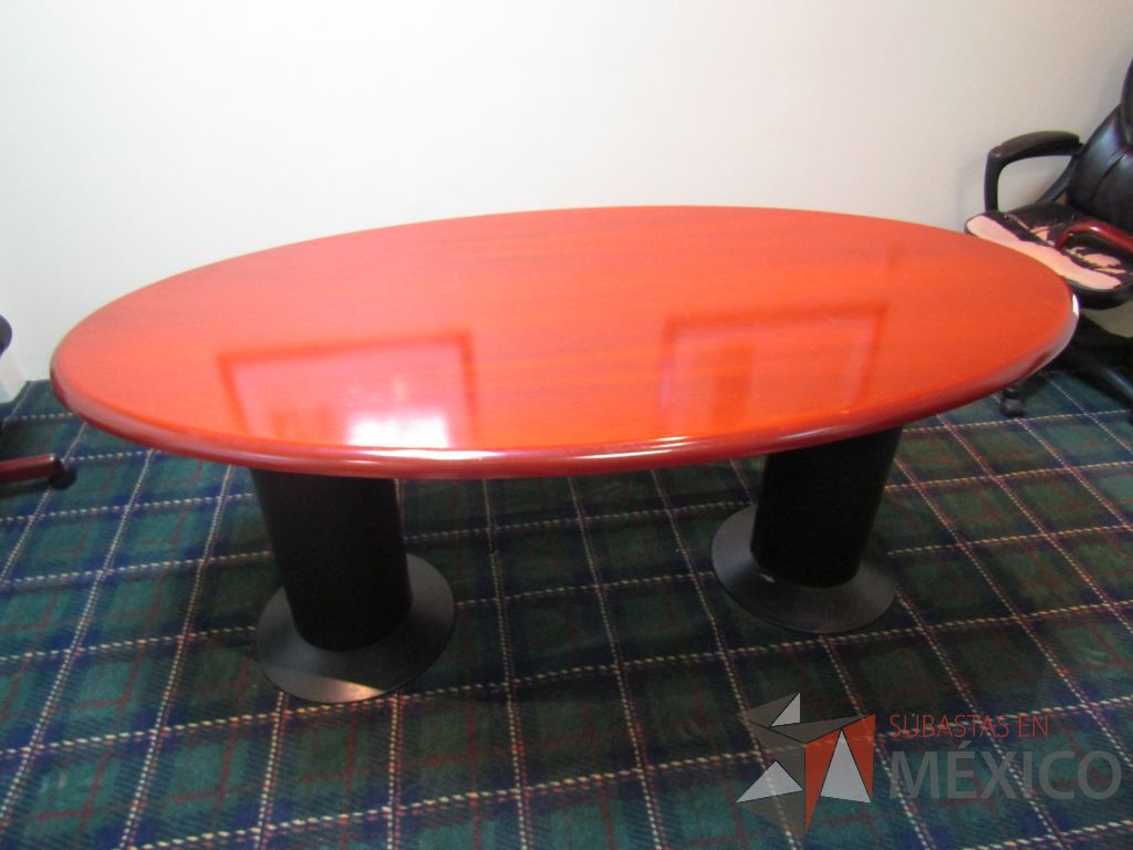 Lote 025 - Mesa de sala de juntas para 6 personas, bases métalicas y cubierta color café - Imagen 7