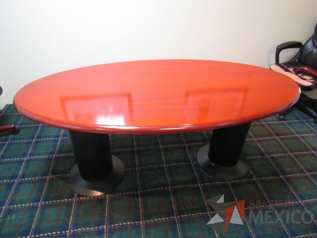 Lote 025 - Mesa de sala de juntas para 6 personas, bases métalicas y cubierta color café