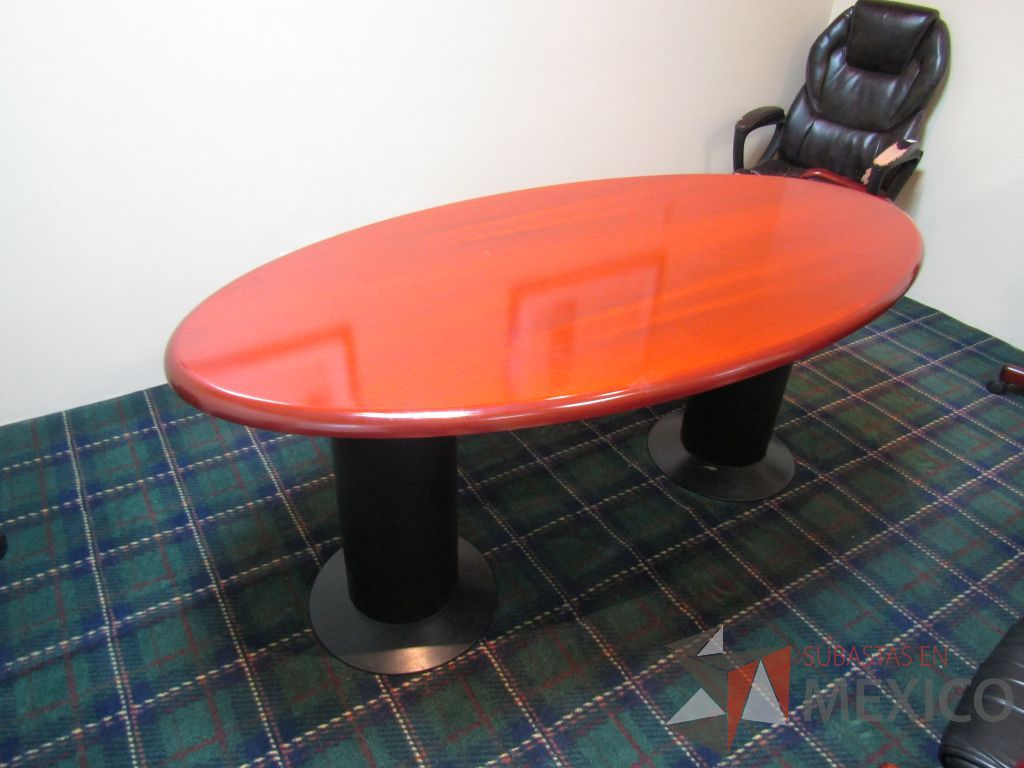 Lote 025 - Mesa de sala de juntas para 6 personas, bases métalicas y cubierta color café - Imagen 8