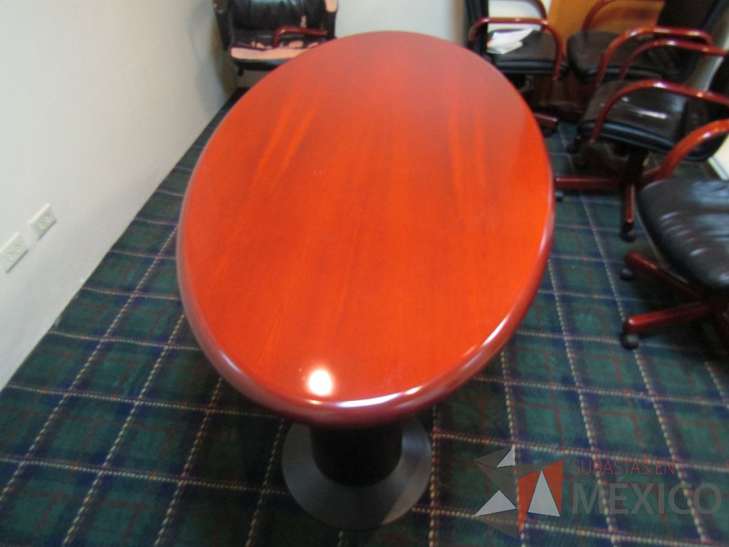 Lote 025 - Mesa de sala de juntas para 6 personas, bases métalicas y cubierta color café - Imagen 10