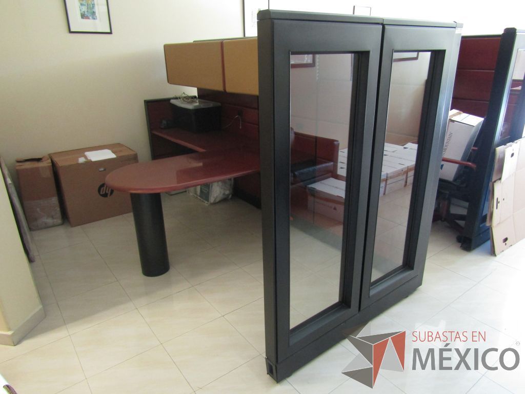 Lote 029 - Estación detrtabajo para 1 persona con mampara alta con recubrimiento de madera, 2 gavetas superiores y mampara con cristal - Imagen 2