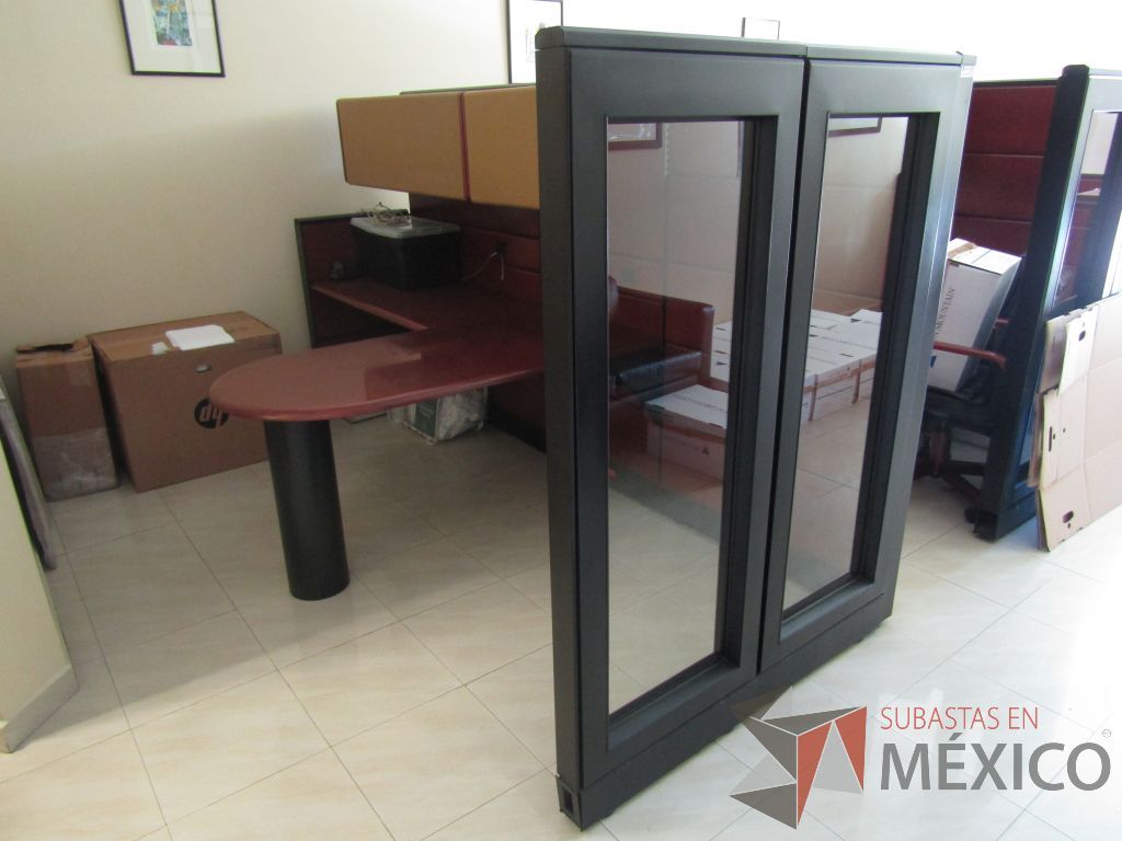 Lote 029 - Estación detrtabajo para 1 persona con mampara alta con recubrimiento de madera, 2 gavetas superiores y mampara con cristal - Imagen 12