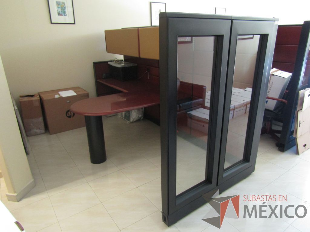 Lote 029 - Estación detrtabajo para 1 persona con mampara alta con recubrimiento de madera, 2 gavetas superiores y mampara con cristal - Imagen 3