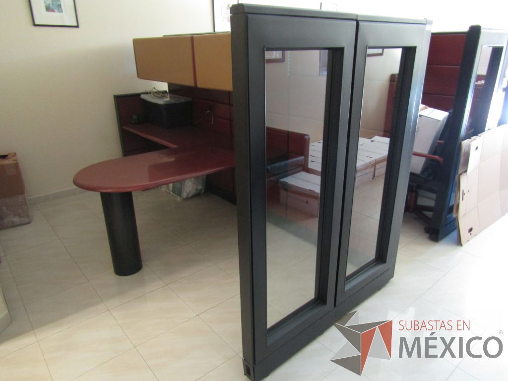 Lote 029 - Estación detrtabajo para 1 persona con mampara alta con recubrimiento de madera, 2 gavetas superiores y mampara con cristal - Imagen 4