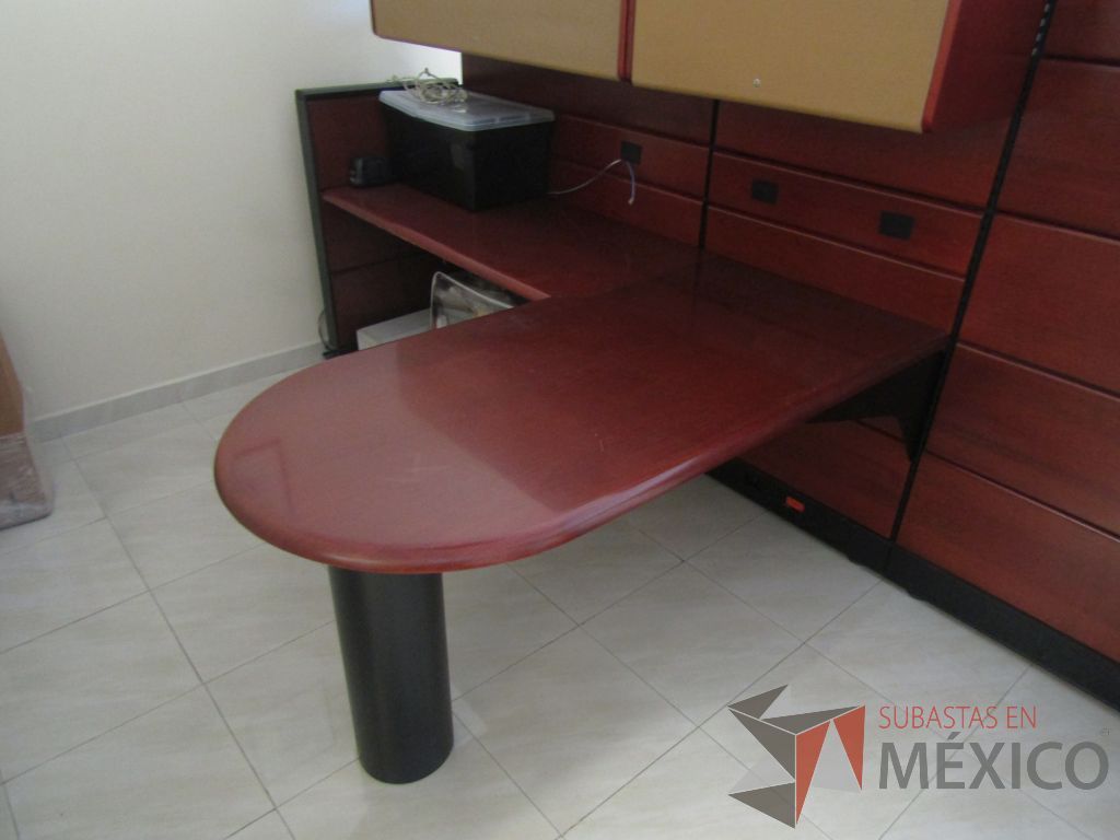 Lote 029 - Estación detrtabajo para 1 persona con mampara alta con recubrimiento de madera, 2 gavetas superiores y mampara con cristal - Imagen 5