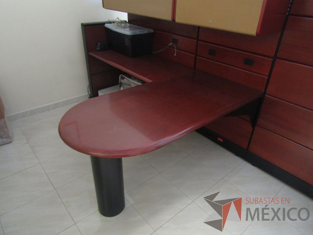 Lote 029 - Estación detrtabajo para 1 persona con mampara alta con recubrimiento de madera, 2 gavetas superiores y mampara con cristal - Imagen 6