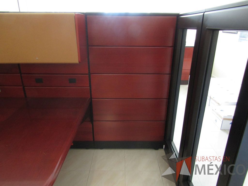 Lote 029 - Estación detrtabajo para 1 persona con mampara alta con recubrimiento de madera, 2 gavetas superiores y mampara con cristal - Imagen 7