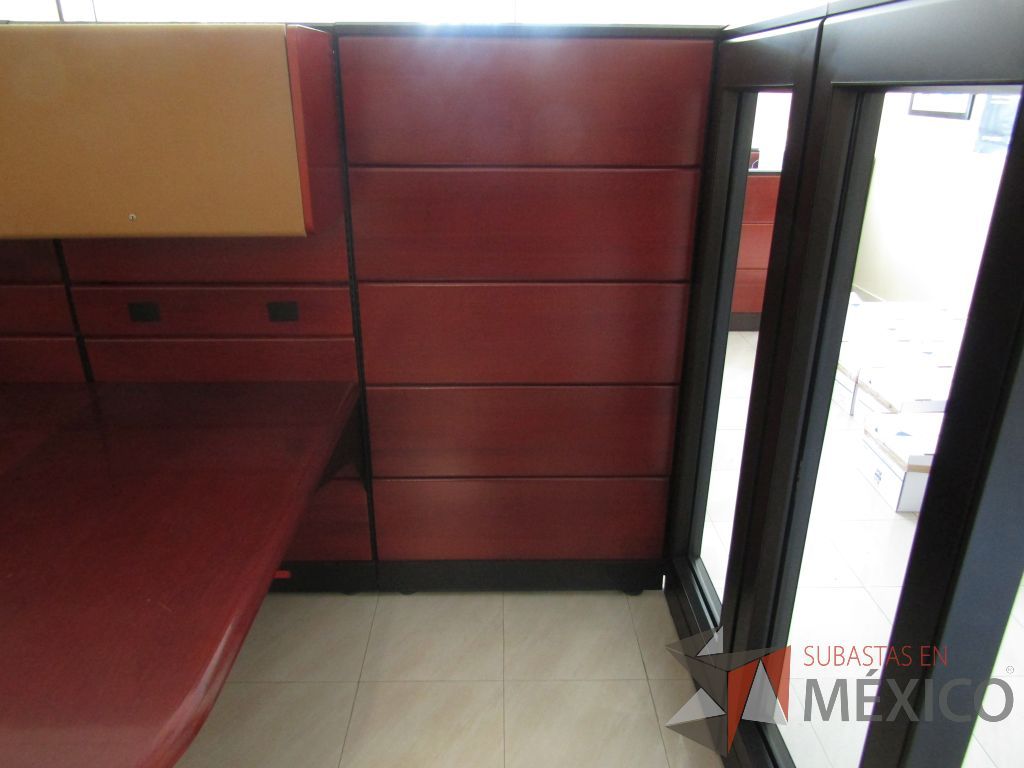 Lote 029 - Estación detrtabajo para 1 persona con mampara alta con recubrimiento de madera, 2 gavetas superiores y mampara con cristal - Imagen 8