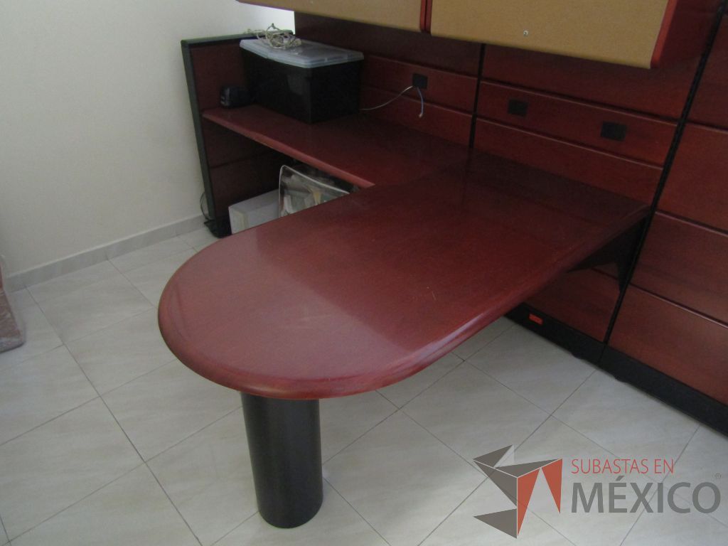 Lote 029 - Estación detrtabajo para 1 persona con mampara alta con recubrimiento de madera, 2 gavetas superiores y mampara con cristal - Imagen 9