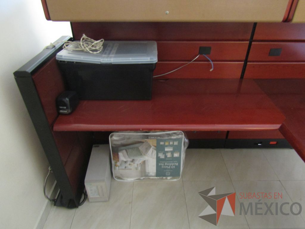 Lote 029 - Estación detrtabajo para 1 persona con mampara alta con recubrimiento de madera, 2 gavetas superiores y mampara con cristal - Imagen 10