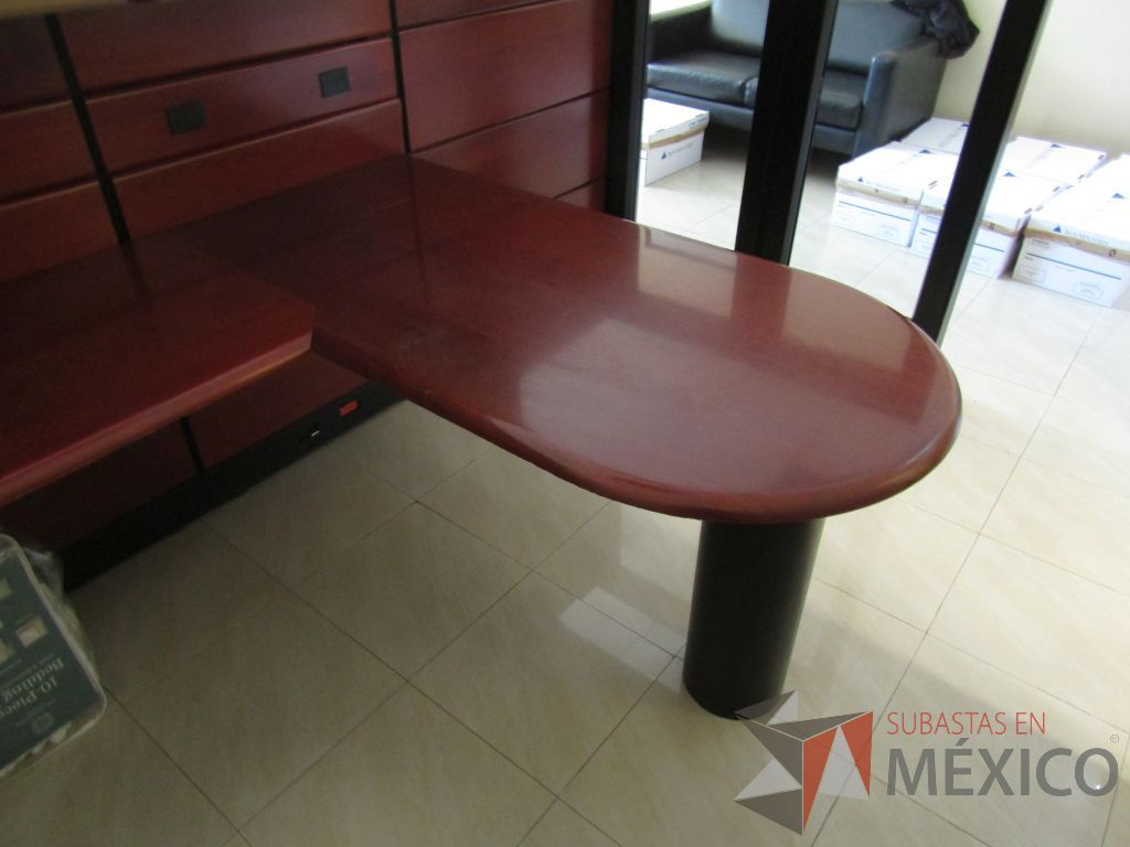 Lote 029 - Estación detrtabajo para 1 persona con mampara alta con recubrimiento de madera, 2 gavetas superiores y mampara con cristal - Imagen 13