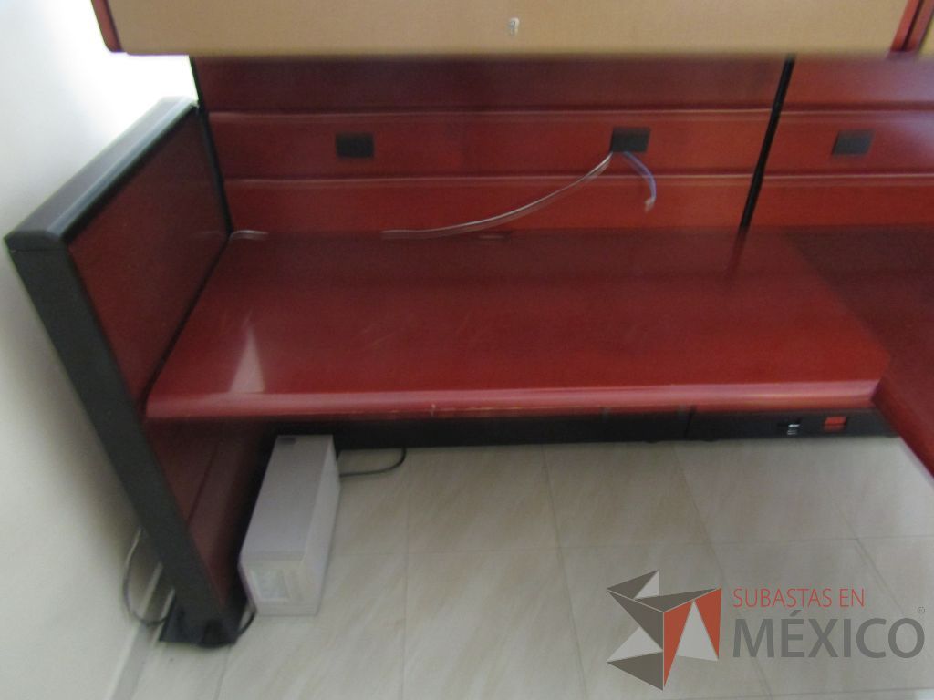 Lote 029 - Estación detrtabajo para 1 persona con mampara alta con recubrimiento de madera, 2 gavetas superiores y mampara con cristal - Imagen 14