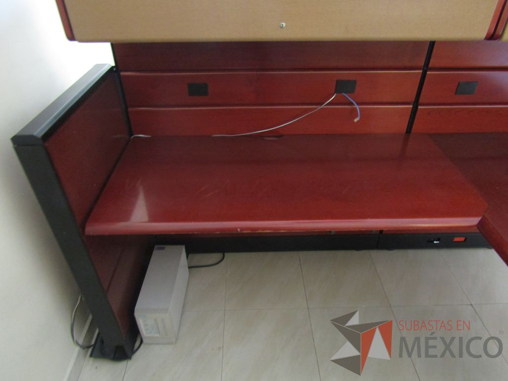 Lote 029 - Estación detrtabajo para 1 persona con mampara alta con recubrimiento de madera, 2 gavetas superiores y mampara con cristal - Imagen 15
