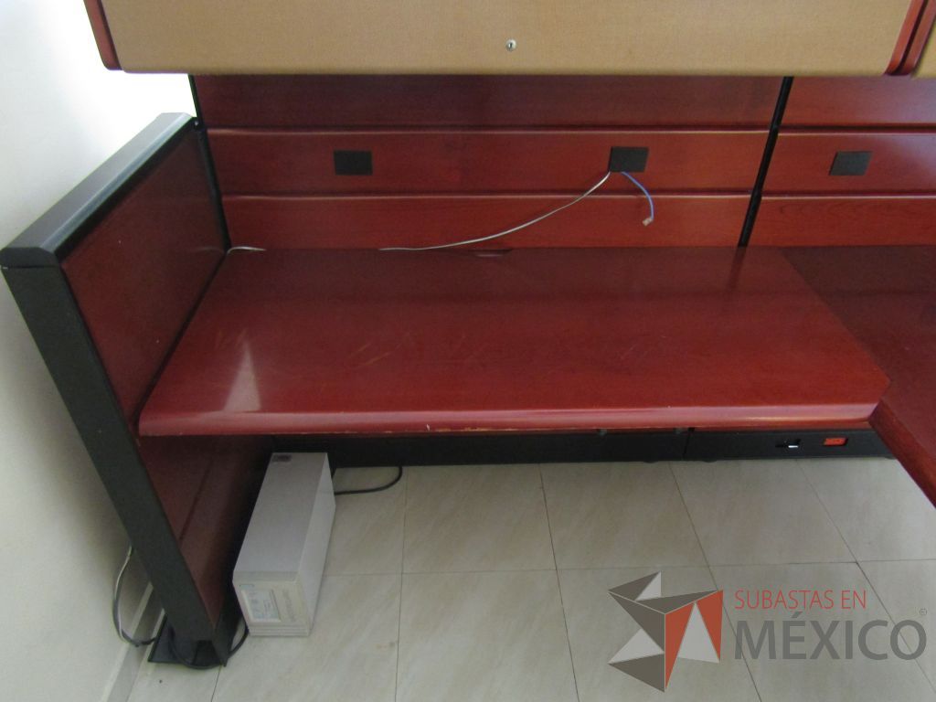 Lote 029 - Estación detrtabajo para 1 persona con mampara alta con recubrimiento de madera, 2 gavetas superiores y mampara con cristal - Imagen 16