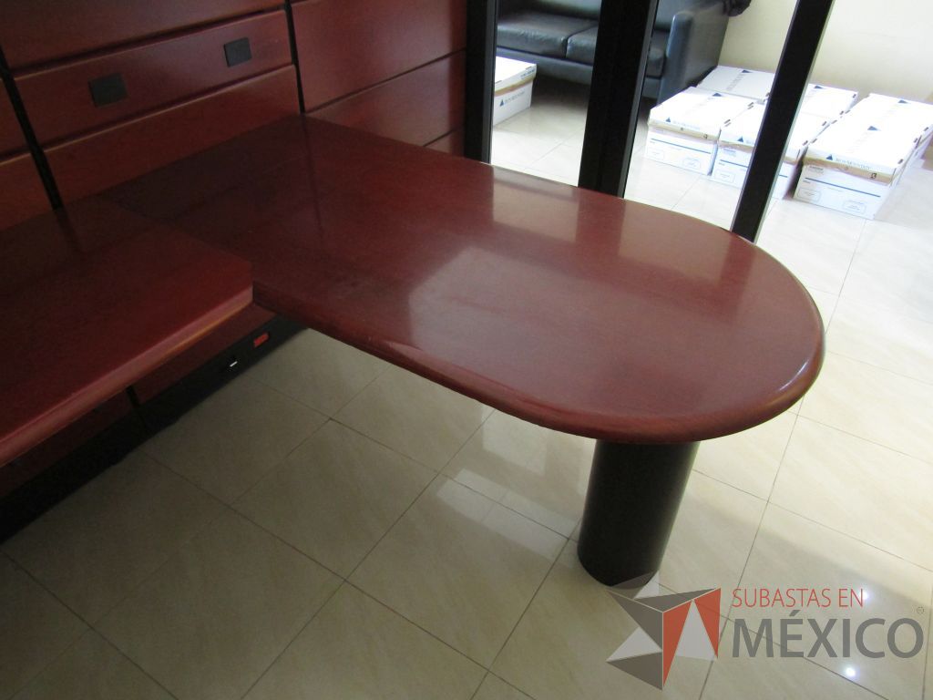Lote 029 - Estación detrtabajo para 1 persona con mampara alta con recubrimiento de madera, 2 gavetas superiores y mampara con cristal - Imagen 17