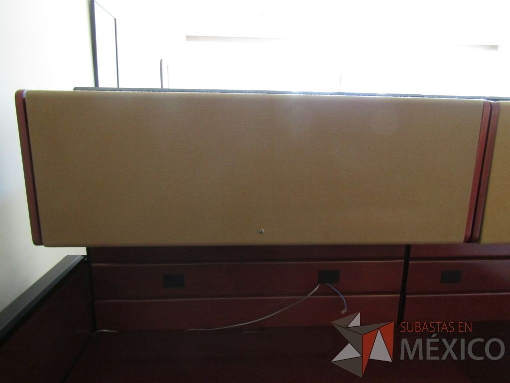 Lote 029 - Estación detrtabajo para 1 persona con mampara alta con recubrimiento de madera, 2 gavetas superiores y mampara con cristal - Imagen 19