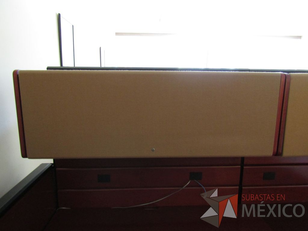 Lote 029 - Estación detrtabajo para 1 persona con mampara alta con recubrimiento de madera, 2 gavetas superiores y mampara con cristal - Imagen 20