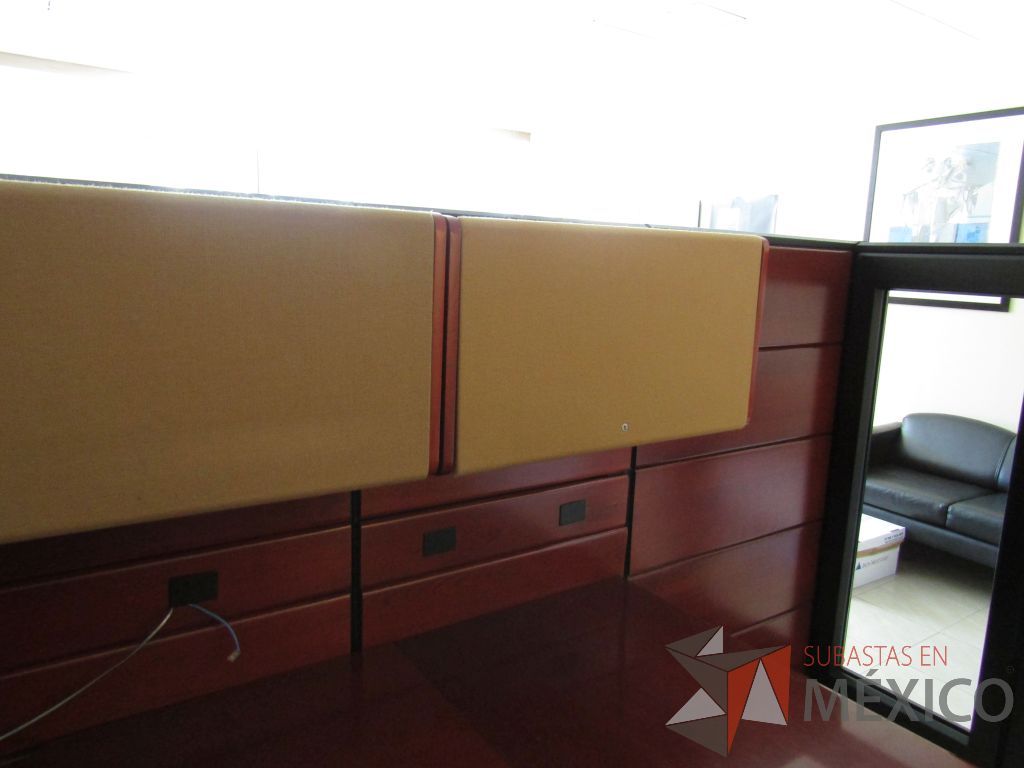 Lote 029 - Estación detrtabajo para 1 persona con mampara alta con recubrimiento de madera, 2 gavetas superiores y mampara con cristal - Imagen 21