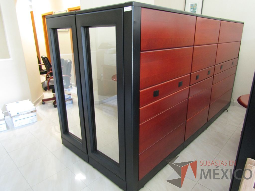 Lote 029 - Estación detrtabajo para 1 persona con mampara alta con recubrimiento de madera, 2 gavetas superiores y mampara con cristal - Imagen 25