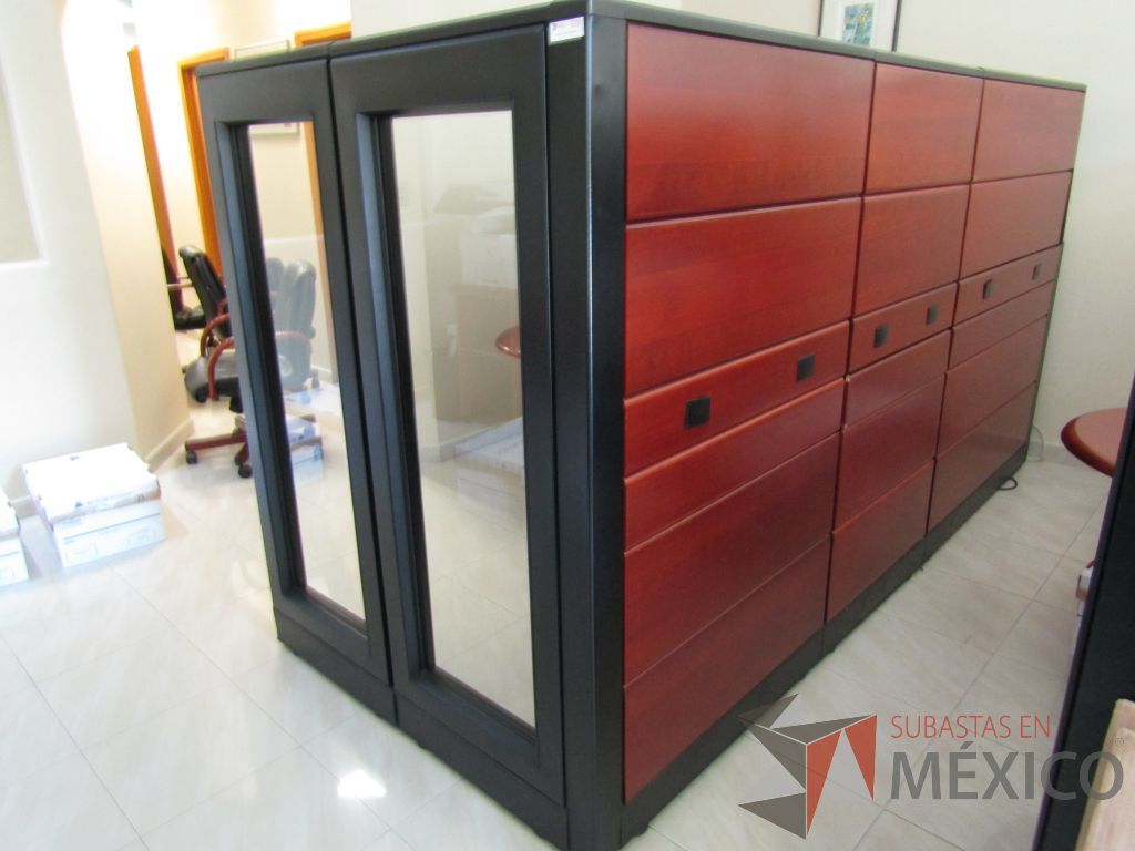 Lote 029 - Estación detrtabajo para 1 persona con mampara alta con recubrimiento de madera, 2 gavetas superiores y mampara con cristal - Imagen 26