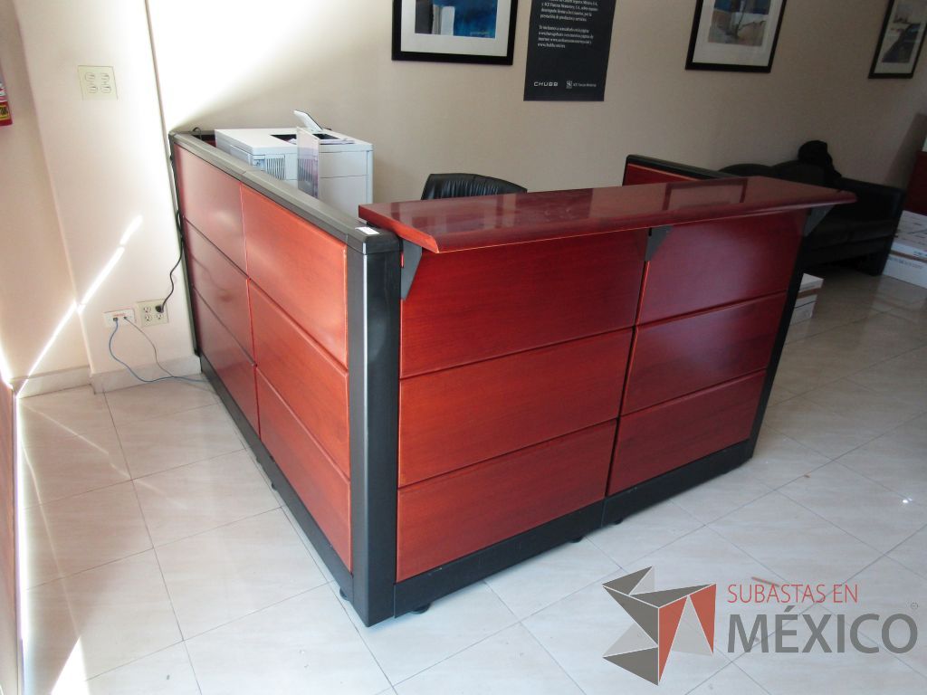 Lote 031 - Mueble de recepción con 1 repisa, 1 archviero de 3 cajones y mampara con recubrimiento de madera - Imagen 3