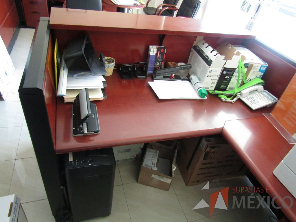 Lote 031 - Mueble de recepción con 1 repisa, 1 archviero de 3 cajones y mampara con recubrimiento de madera - Imagen 9