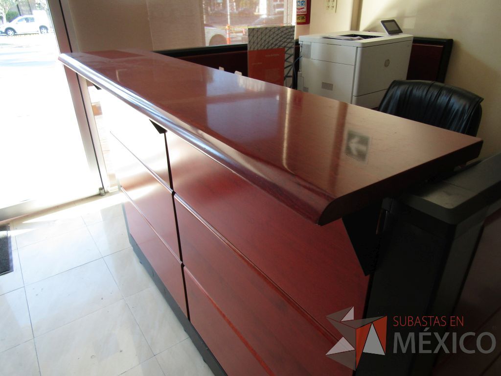 Lote 031 - Mueble de recepción con 1 repisa, 1 archviero de 3 cajones y mampara con recubrimiento de madera - Imagen 12