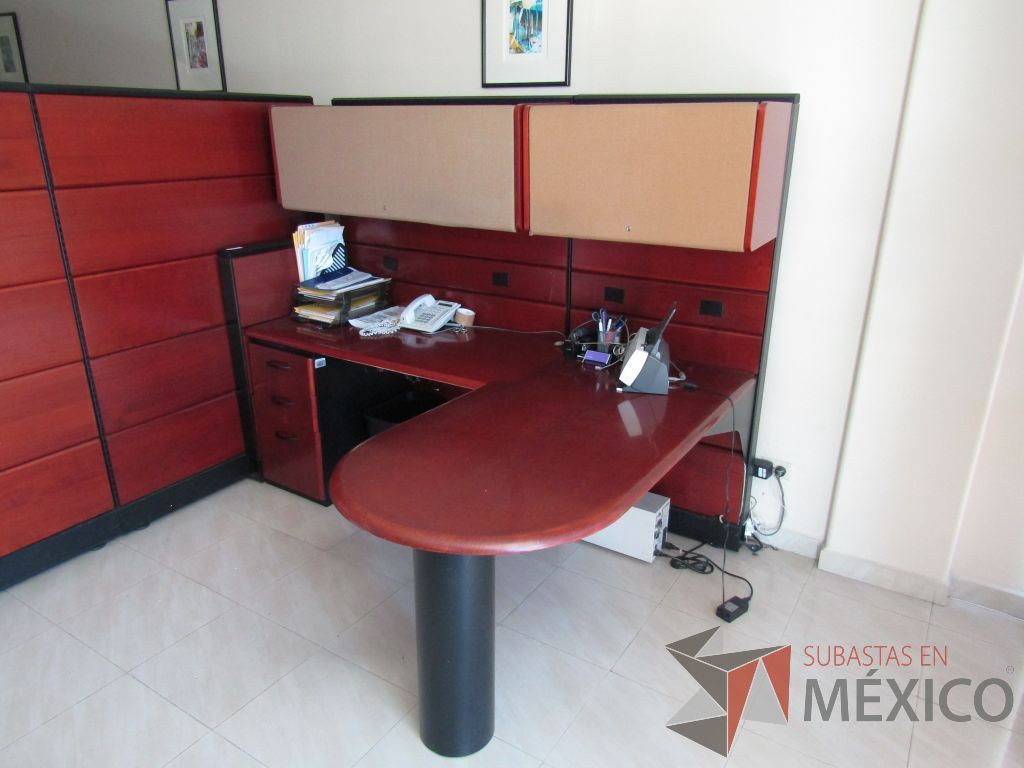 Lote 032 - Estación detrtabajo para 1 persona con mampara alta con recubrimiento de madera, 2 gavetas superiores y archivero vertical de 3 cajones - Imagen 4