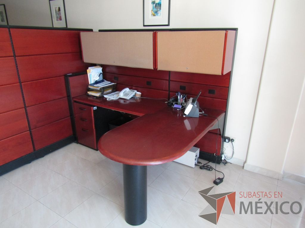 Lote 032 - Estación detrtabajo para 1 persona con mampara alta con recubrimiento de madera, 2 gavetas superiores y archivero vertical de 3 cajones - Imagen 5