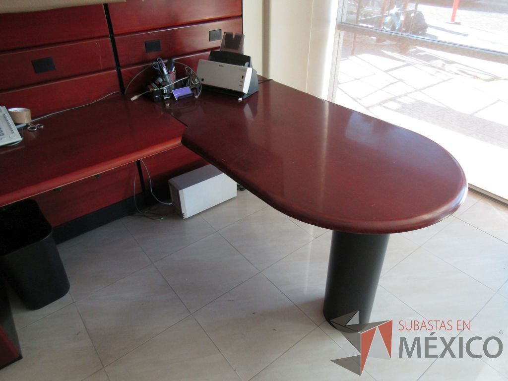 Lote 032 - Estación detrtabajo para 1 persona con mampara alta con recubrimiento de madera, 2 gavetas superiores y archivero vertical de 3 cajones - Imagen 9