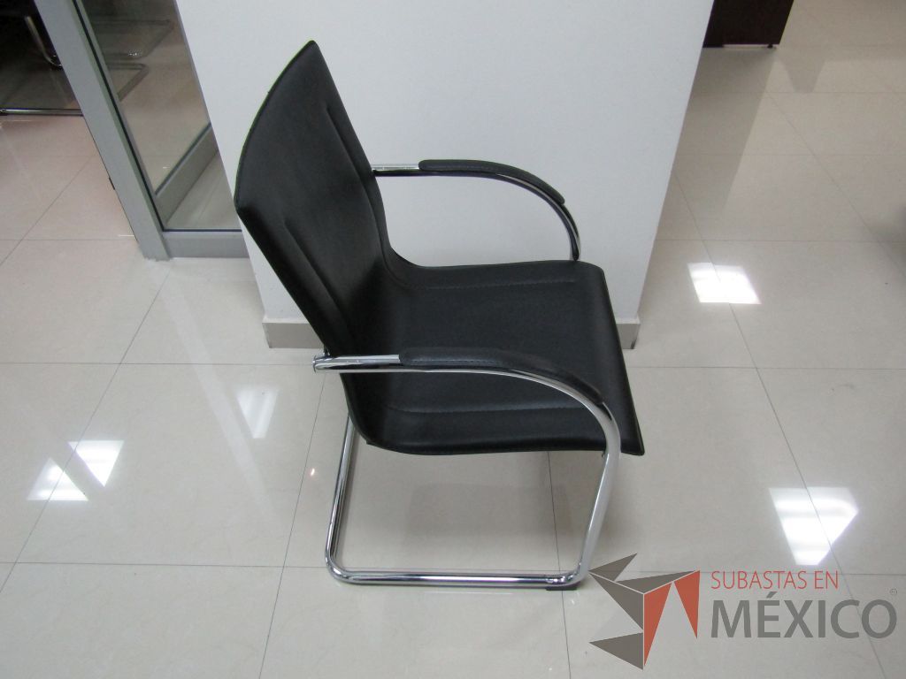 Lote 042 - 8 Sillas tipo trineo, descansabrazos fijo, asiento y respaldo tipo piel color negro - Imagen 3