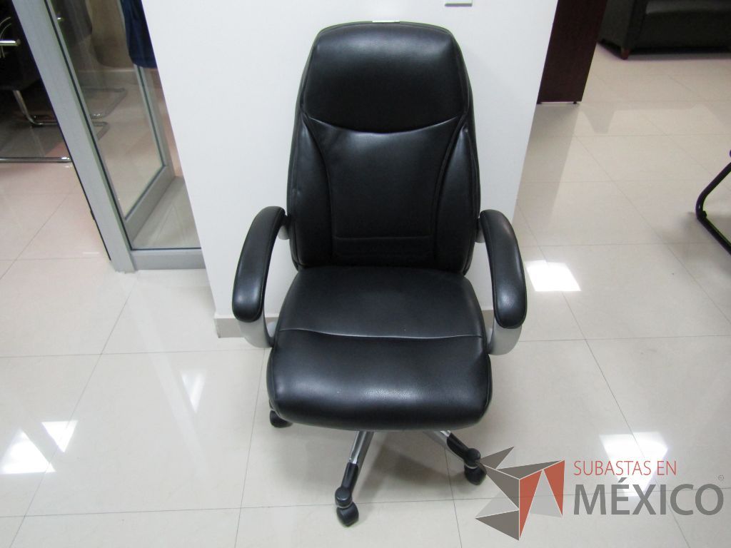 Lote 043 - Silla operativa con ruedas, descansabrazos fijo, asiento y respaldo tipo piel color negro - Imagen 2