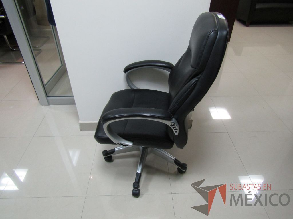 Lote 043 - Silla operativa con ruedas, descansabrazos fijo, asiento y respaldo tipo piel color negro - Imagen 5