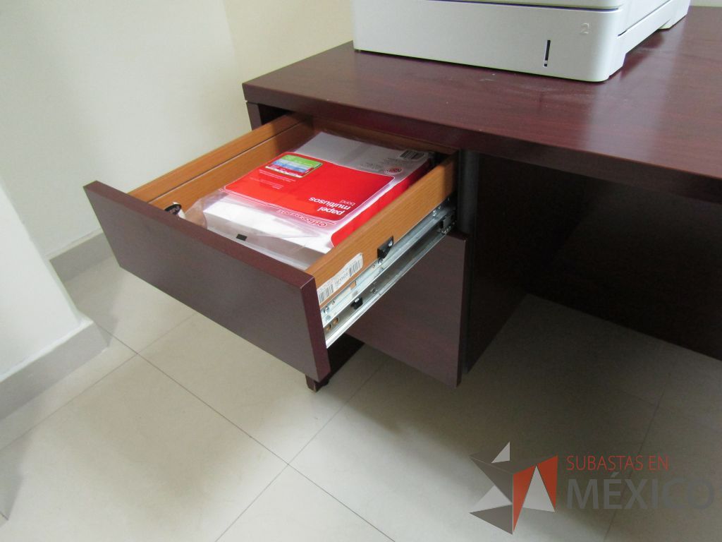 Lote 053 - Escritorio con archivero de pedestal de 2 cajones color café y con orificio para cables. - Imagen 7