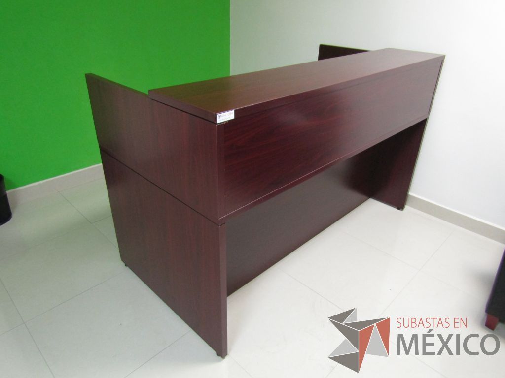 Lote 054 - Mueble de recepción con 1 repisa y archivero de pedestal de 2 cajones color café.