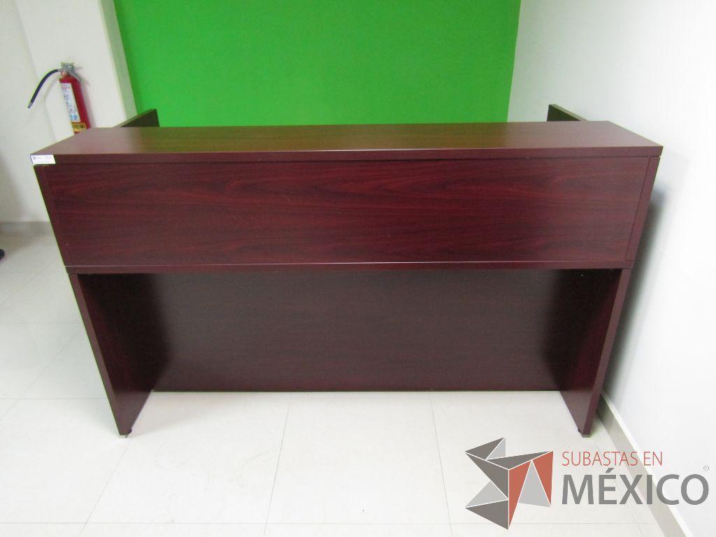 Lote 054 - Mueble de recepción con 1 repisa y archivero de pedestal de 2 cajones color café. - Imagen 3