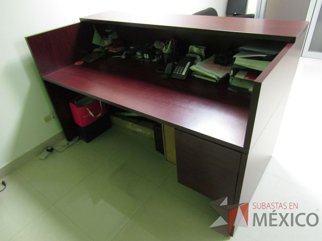 Lote 054 - Mueble de recepción con 1 repisa y archivero de pedestal de 2 cajones color café. - Imagen 8