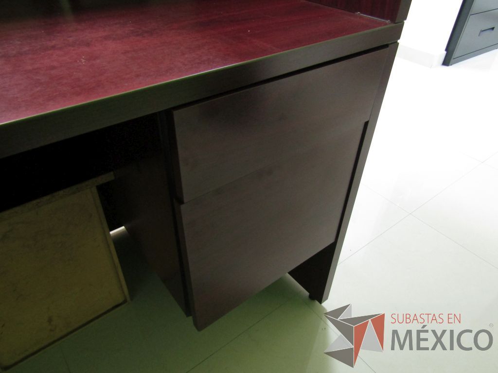 Lote 054 - Mueble de recepción con 1 repisa y archivero de pedestal de 2 cajones color café. - Imagen 10