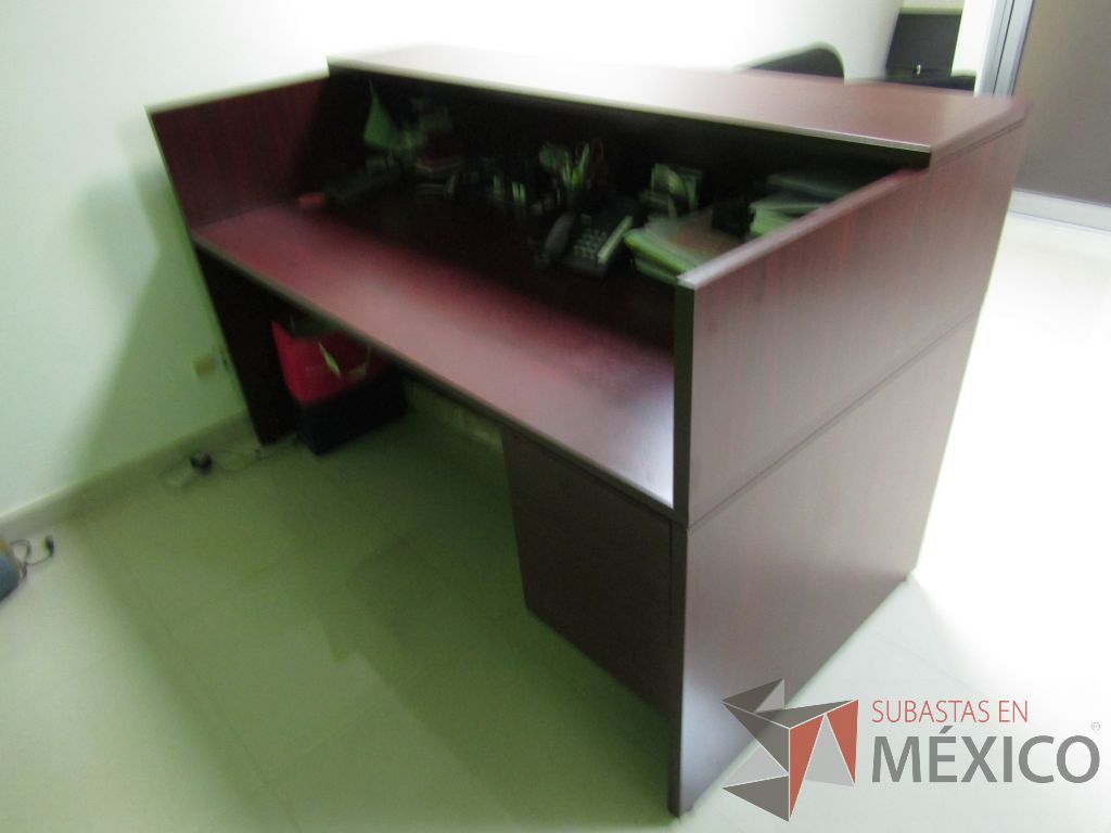 Lote 054 - Mueble de recepción con 1 repisa y archivero de pedestal de 2 cajones color café. - Imagen 12