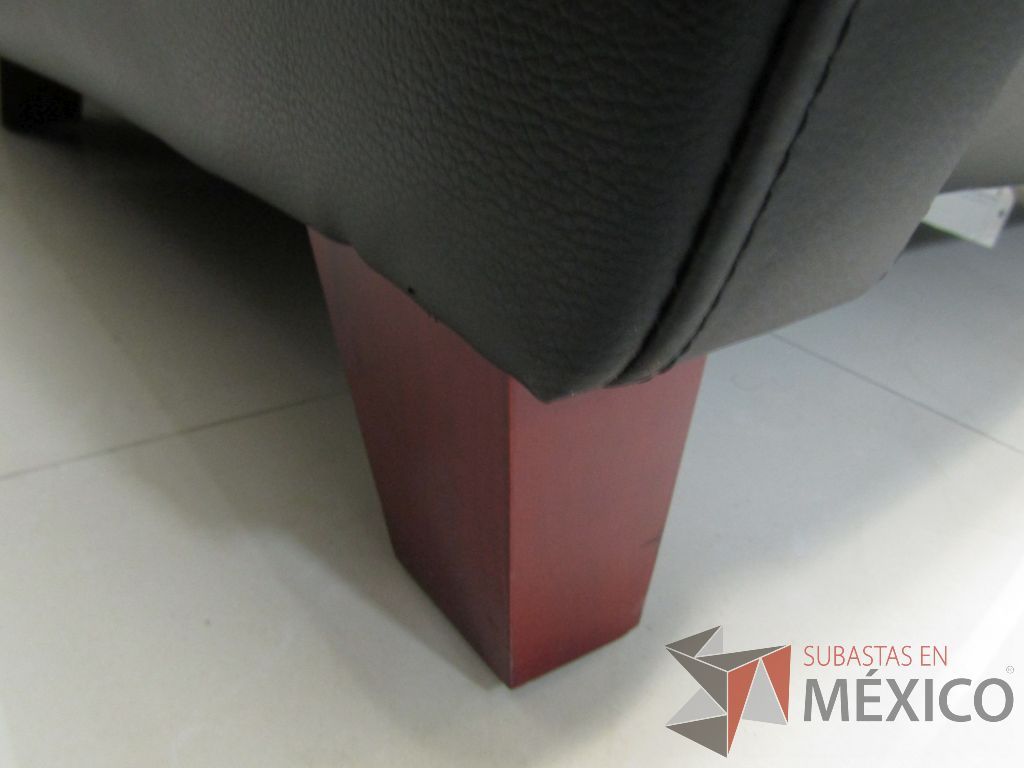 Lote 055 - Sillón de 2 plazas tipo piel color negro y patas de madera. - Imagen 7