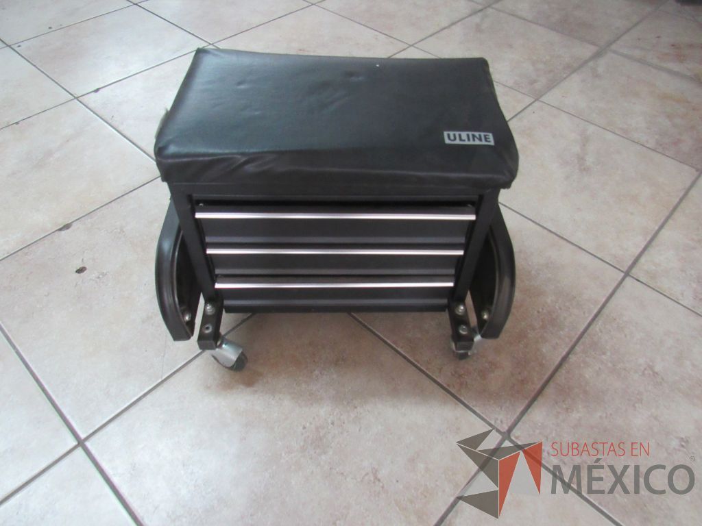 Lote 013 - Gabinete para herramientas con ruedas, 3 cajones y cojín color negro - Imagen 2