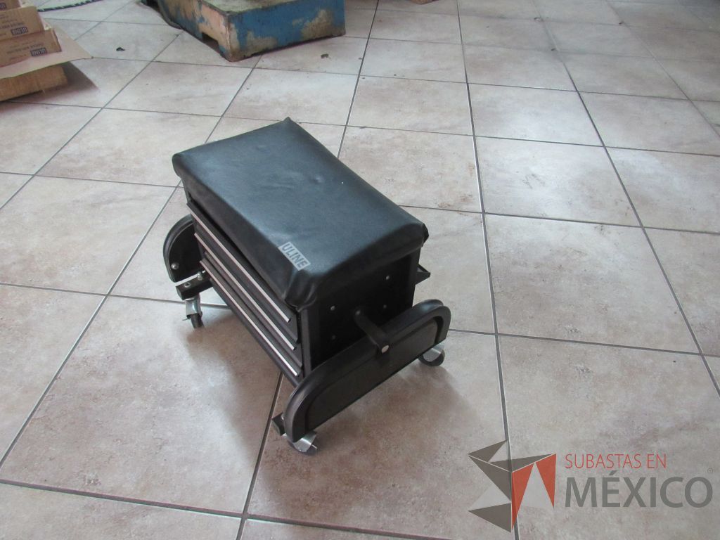 Lote 013 - Gabinete para herramientas con ruedas, 3 cajones y cojín color negro - Imagen 4