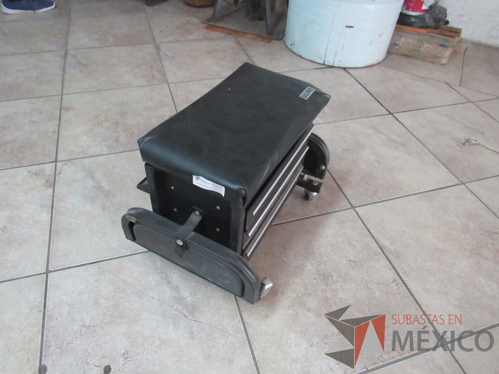 Lote 013 - Gabinete para herramientas con ruedas, 3 cajones y cojín color negro - Imagen 5