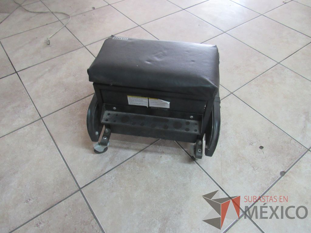 Lote 013 - Gabinete para herramientas con ruedas, 3 cajones y cojín color negro - Imagen 6